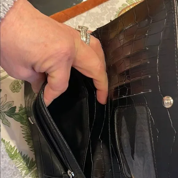 Sleek Black Crossbody Bag with Textured Leather - Picture 6 of 8